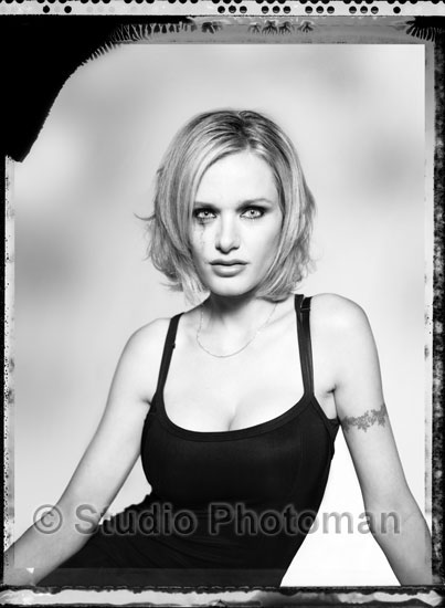 Retour sur image: Nelly Arcan 1 Portrait en noir et blanc d'une femme blonde en camisole noire, Studio Photoman