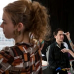Coulisses de l'affiche Une adoration : séance de maquillage