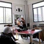 Coulisses de l'affiche Une adoration : maquillage devant le miroir