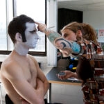 Coulisses de l'affiche Une adoration : maquillage de clown blanc du comédien