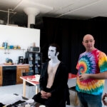 Coulisses de l'affiche Une adoration : le comédien maquillé en clown avec l'équipe