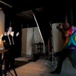 Coulisses de l'affiche Une adoration : prise de vue du clown en studio