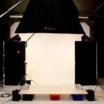 Karine Vanasse et Sébastien Huberdeau: Images pour l'affiche du film "Angle mort" 5 Coulisses de la séance photo pour Angle mort : studio installé avec fond blanc et boîte à lumière