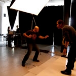 Karine Vanasse et Sébastien Huberdeau: Images pour l'affiche du film "Angle mort" 11 Coulisses de la séance photo pour Angle mort : le photographe mime une pose au comédien