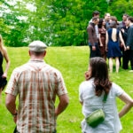 Coulisses de la séance S'envoler : danseurs en extérieur sur la pelouse