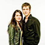 Mélissa Désormeaux-Poulin et Maxim Gaudette enlacés, photo couleur pour le Voir sur Incendies