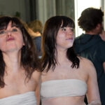 Coulisses de l'affiche Caligula : deux comédiennes au maquillage blanc