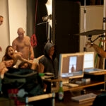 Coulisses de l'affiche Caligula : les comédiens empilés et l'équipe devant les écrans