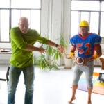 Comment transformer des employés d'entreprise en "véritables" champions olympiques ? 23 Coulisses du calendrier Emballages Carrousel : un employé en joueur de football américain avec casque jaune