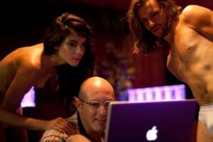 Coulisses : Clara Furey et Francis Ducharme regardent les images à l'ordinateur