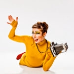 Tu veux ma photo ? La publicité de Capic Montréal 9 Publicité Capic Montréal : femme en jaune au maquillage coloré tenant un appareil photo