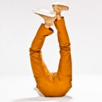 Tu veux ma photo ? La publicité de Capic Montréal 5 Publicité Capic Montréal : jambes en pantalon orange qui sortent du sol, fond blanc