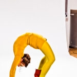 Tu veux ma photo ? La publicité de Capic Montréal 8 Publicité Capic Montréal : contorsionniste en jaune et bottes rouges faisant le pont