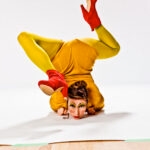 Tu veux ma photo ? La publicité de Capic Montréal 10 Publicité Capic Montréal : contorsionniste en jaune en équilibre sur la tête