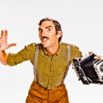 Tu veux ma photo ? La publicité de Capic Montréal 6 Publicité Capic Montréal : photographe moustachu à bretelles avec un appareil photo ancien