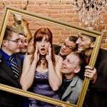 Photo booth Alliance Vivafilms : groupe à l'air surpris posant dans un cadre doré