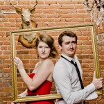 Photo booth Alliance Vivafilms : couple dos à dos dans un cadre doré