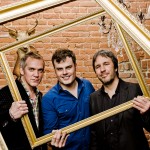 Photo booth Alliance Vivafilms : trois hommes souriants dans un cadre doré