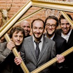 Photo booth Alliance Vivafilms : cinq hommes posant dans un cadre doré