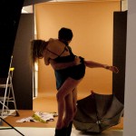 Étude sur l'amour en automne. 3 Coulisses de la séance photo : un danseur soulève une danseuse en studio, parapluie au sol