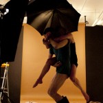 Étude sur l'amour en automne. 5 Coulisses : un danseur porte une danseuse sous un parapluie noir