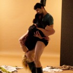 Étude sur l'amour en automne. 7 Coulisses : un danseur tient une danseuse la tête en bas
